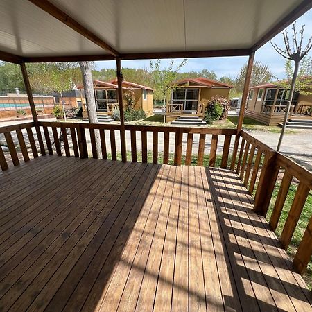 Camping Bungalow El Llac De Banyoles Porqueres Bagian luar foto