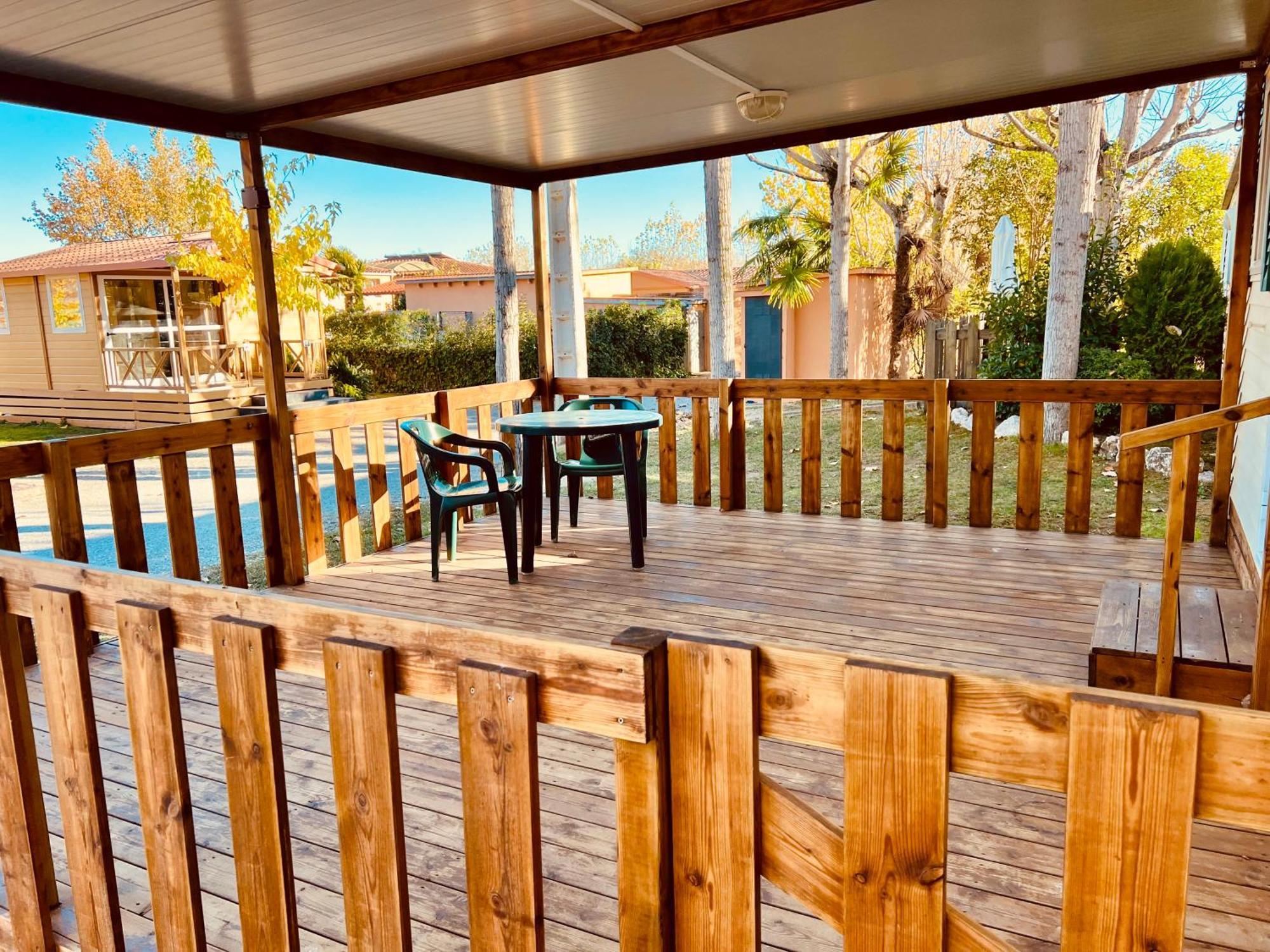 Camping Bungalow El Llac De Banyoles Porqueres Bagian luar foto