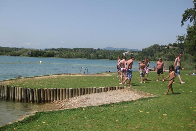 Camping Bungalow El Llac De Banyoles Porqueres Bagian luar foto