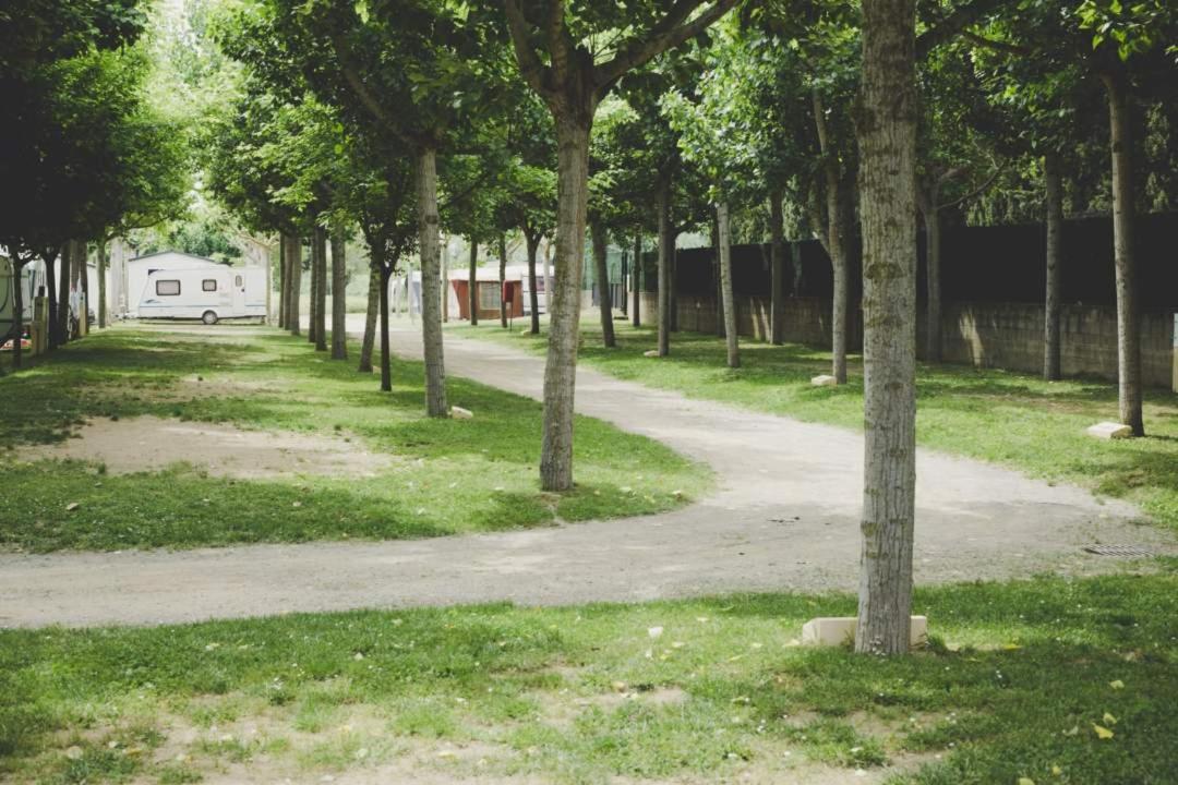 Camping Bungalow El Llac De Banyoles Porqueres Bagian luar foto