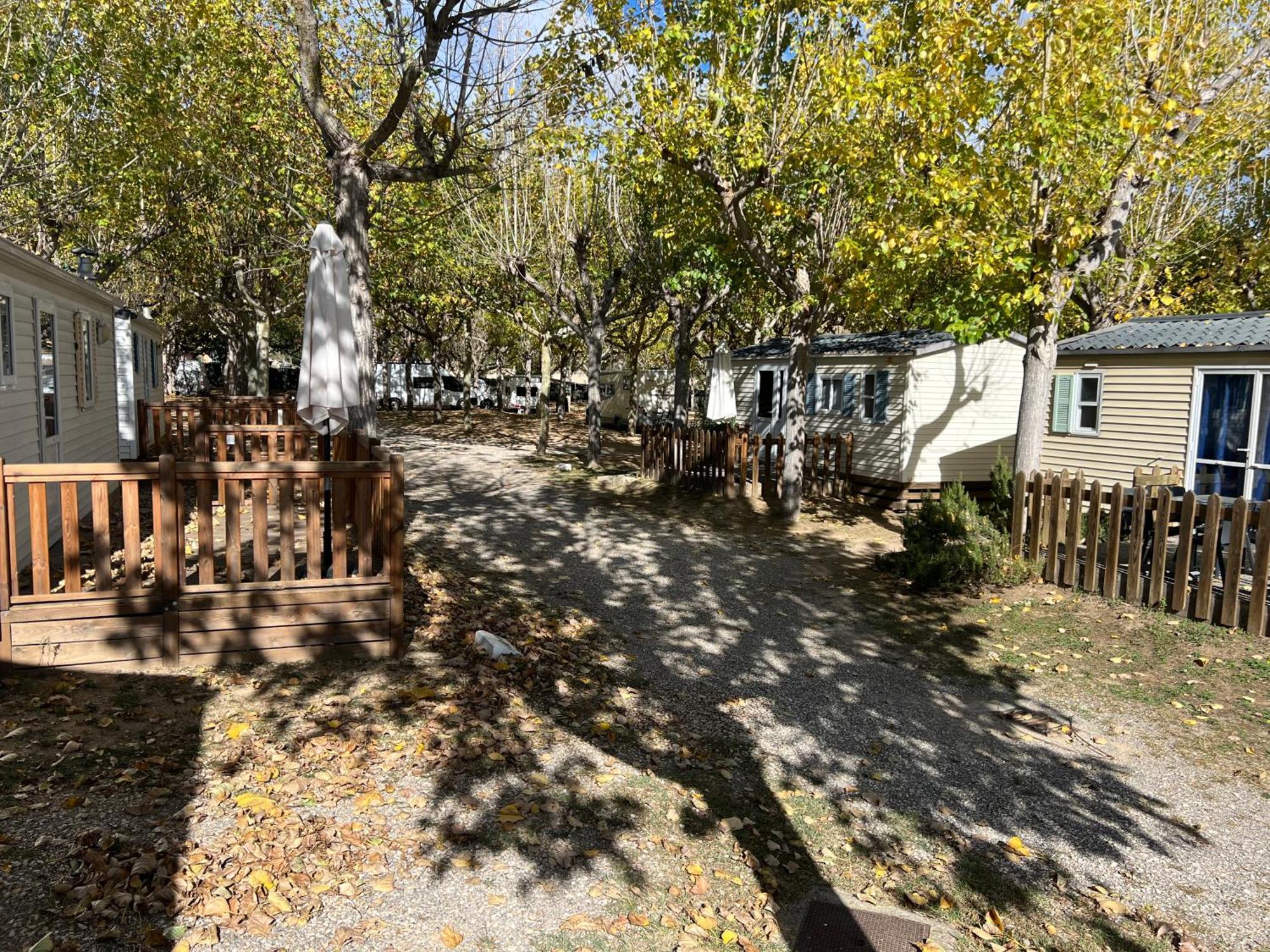 Camping Bungalow El Llac De Banyoles Porqueres Bagian luar foto