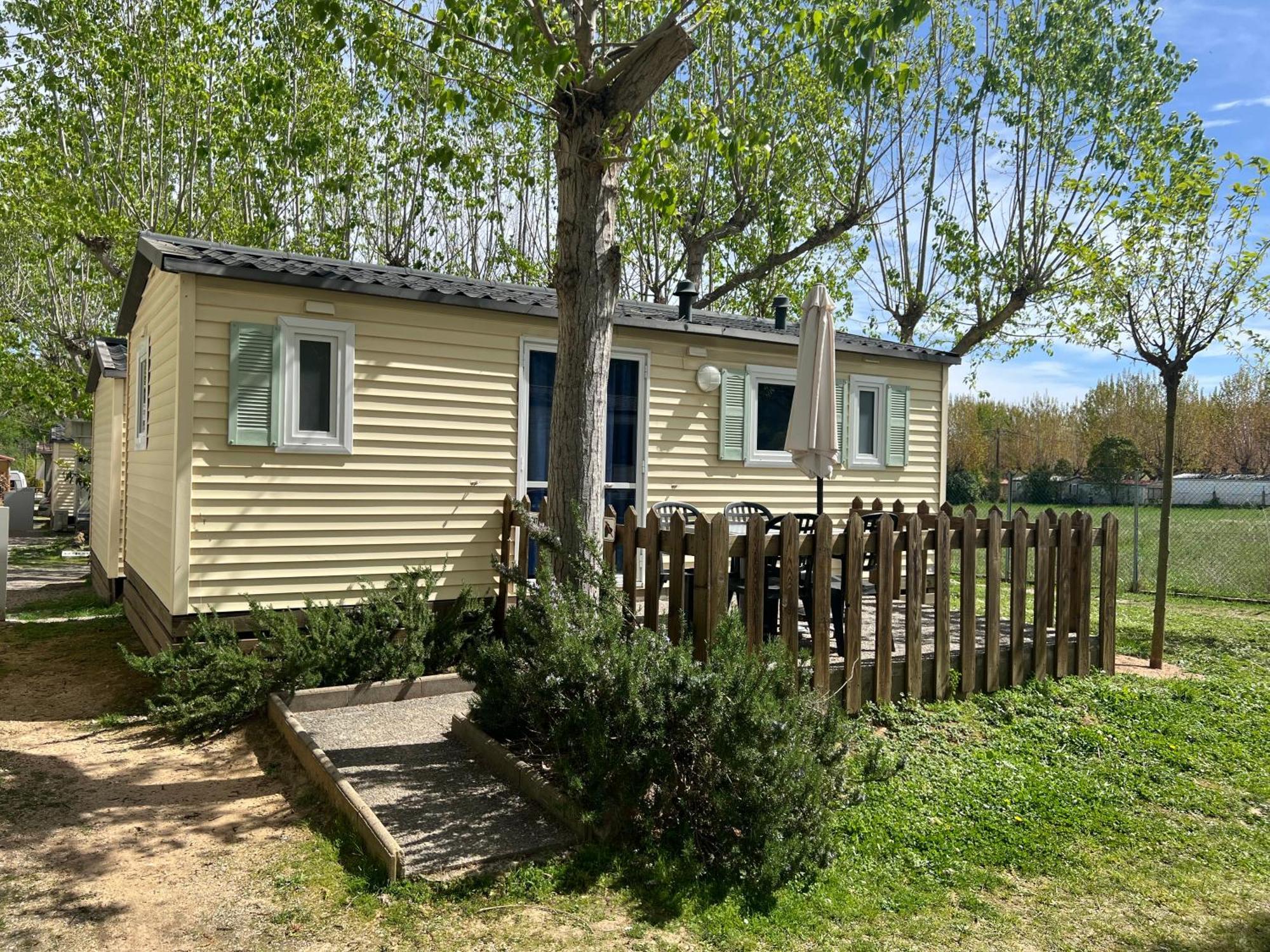 Camping Bungalow El Llac De Banyoles Porqueres Bagian luar foto