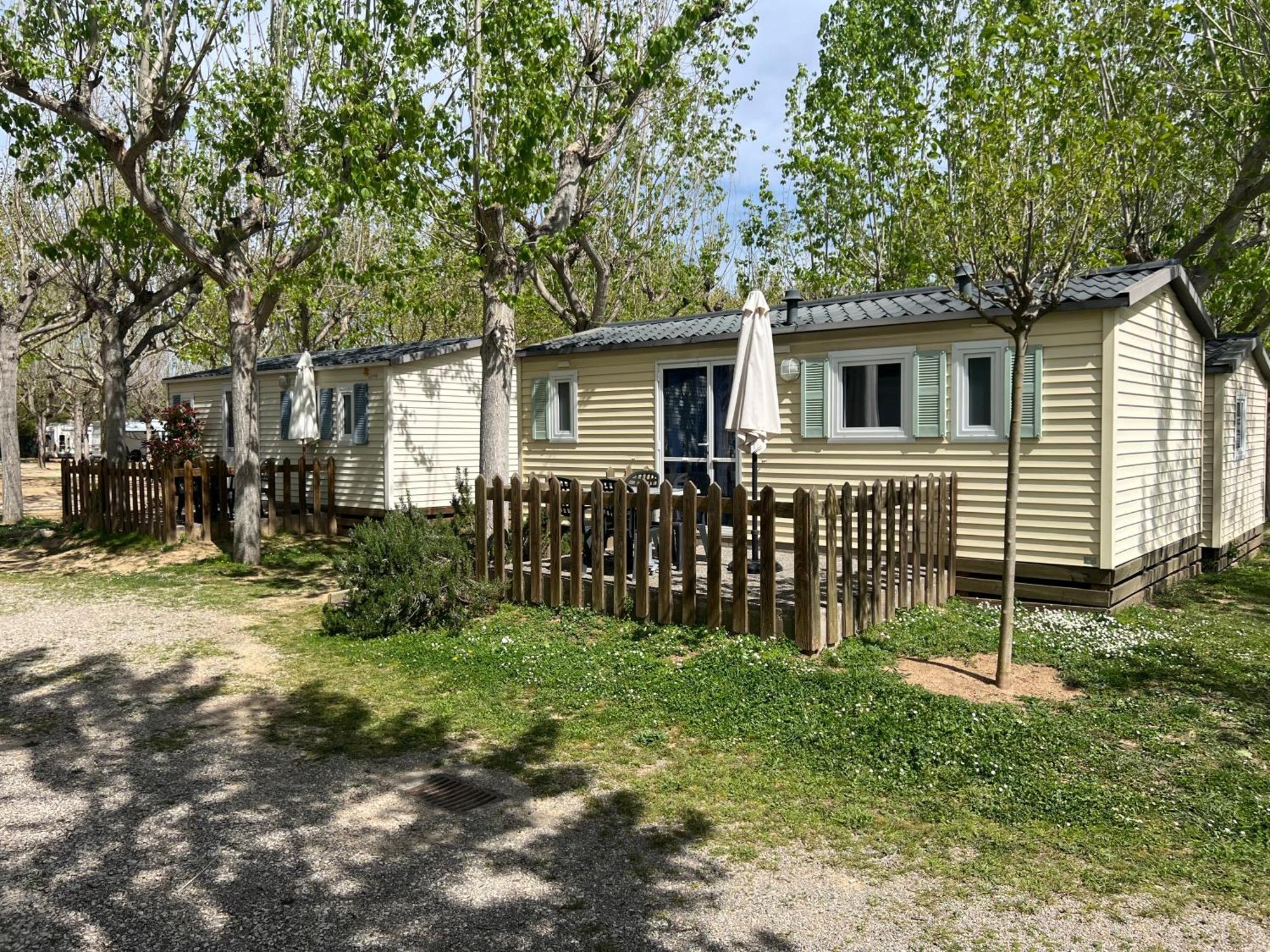 Camping Bungalow El Llac De Banyoles Porqueres Bagian luar foto