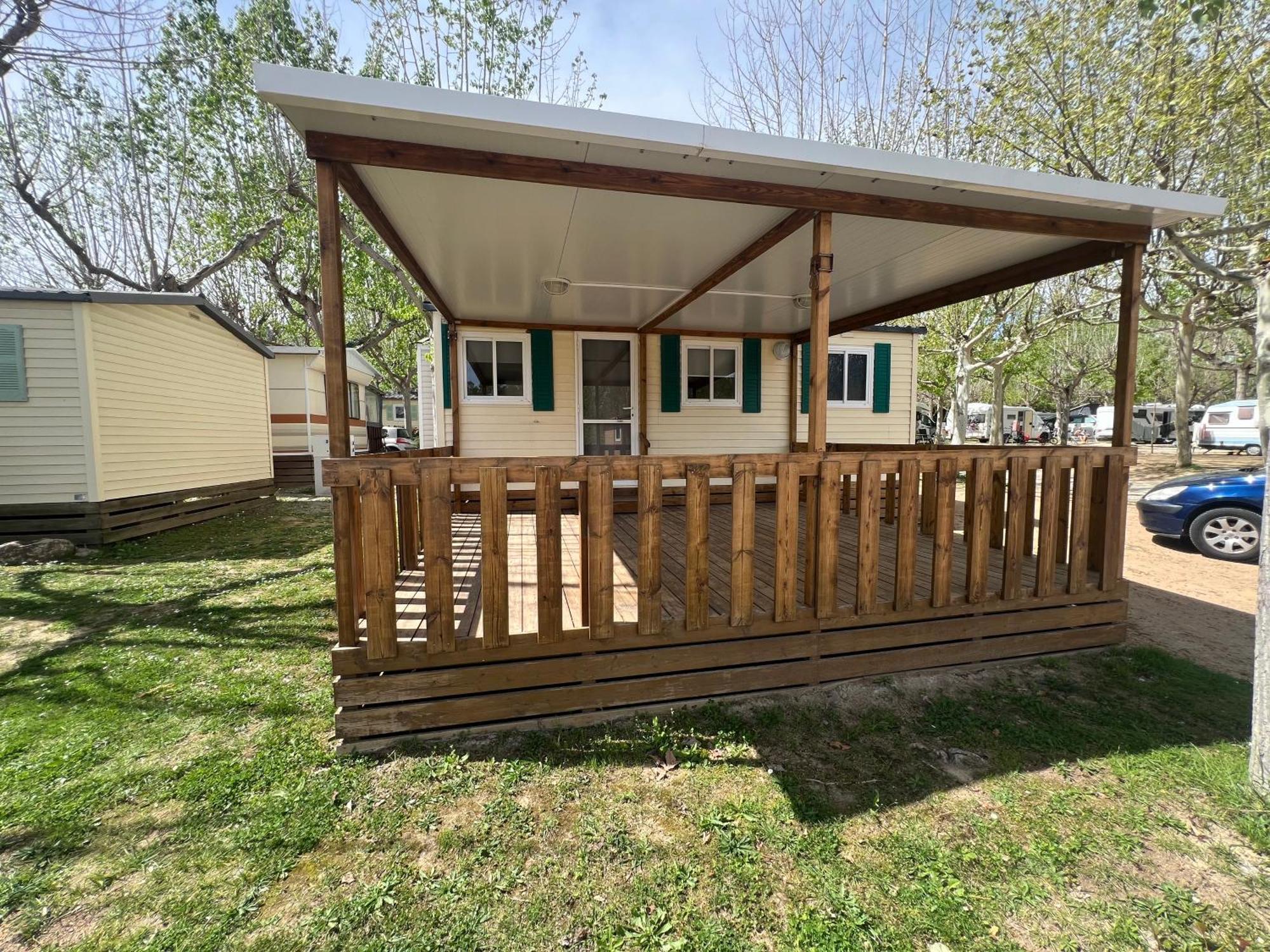 Camping Bungalow El Llac De Banyoles Porqueres Ruang foto