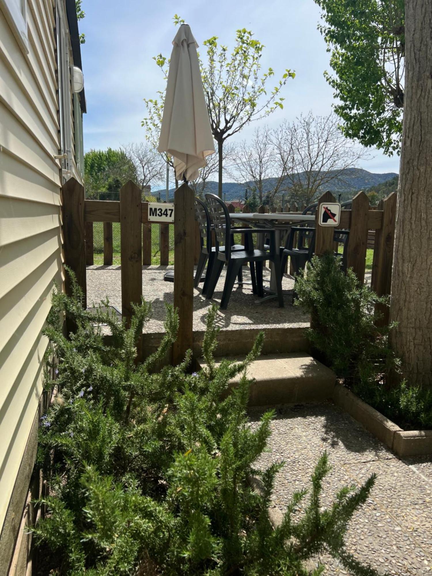 Camping Bungalow El Llac De Banyoles Porqueres Ruang foto