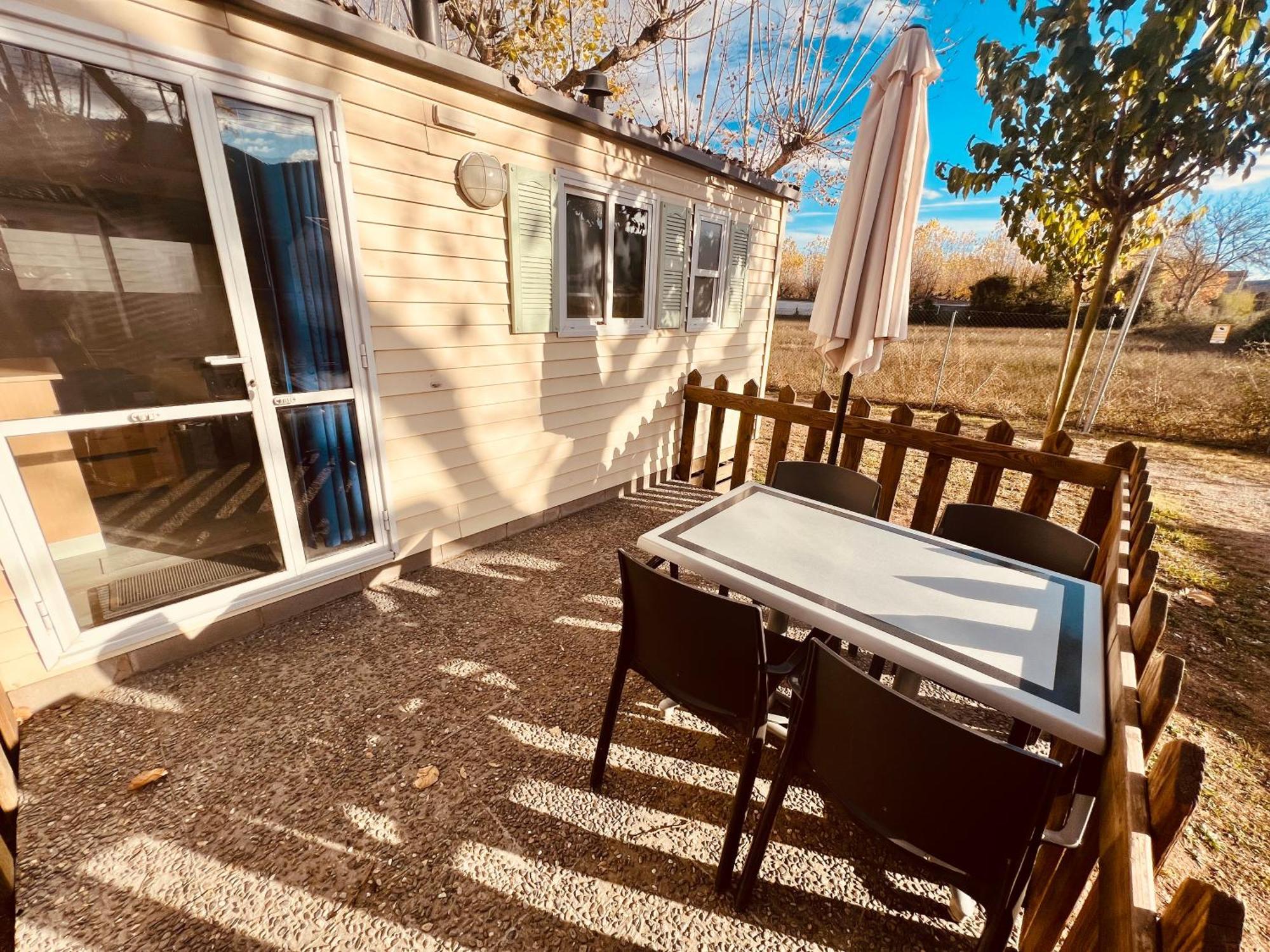 Camping Bungalow El Llac De Banyoles Porqueres Ruang foto